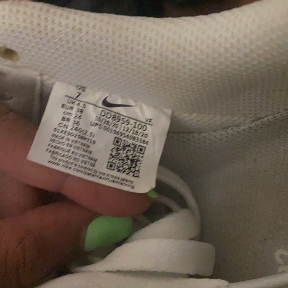 Air Force 1s size 7 in women - Picture 4 of 6